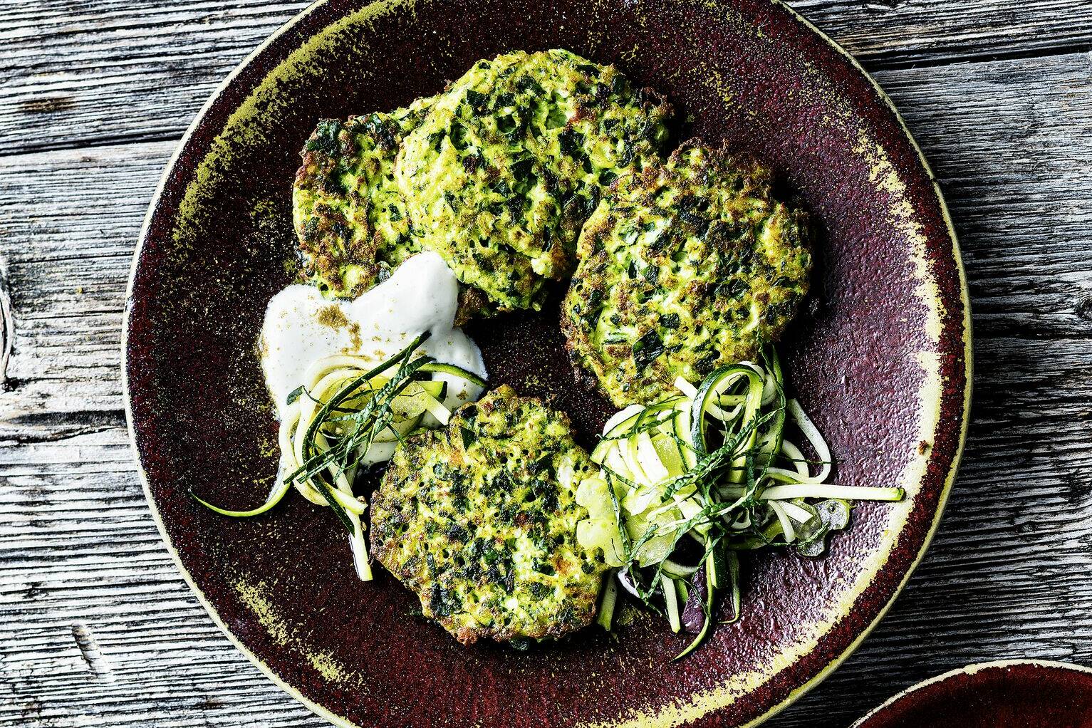 Kräuter-Gemüse-Puffer mit Joghurt-Dip Rezept | Küchengötter Kräuter-Gemüse-Puffer mit Joghurt-Dip Rezept | Küchengötter