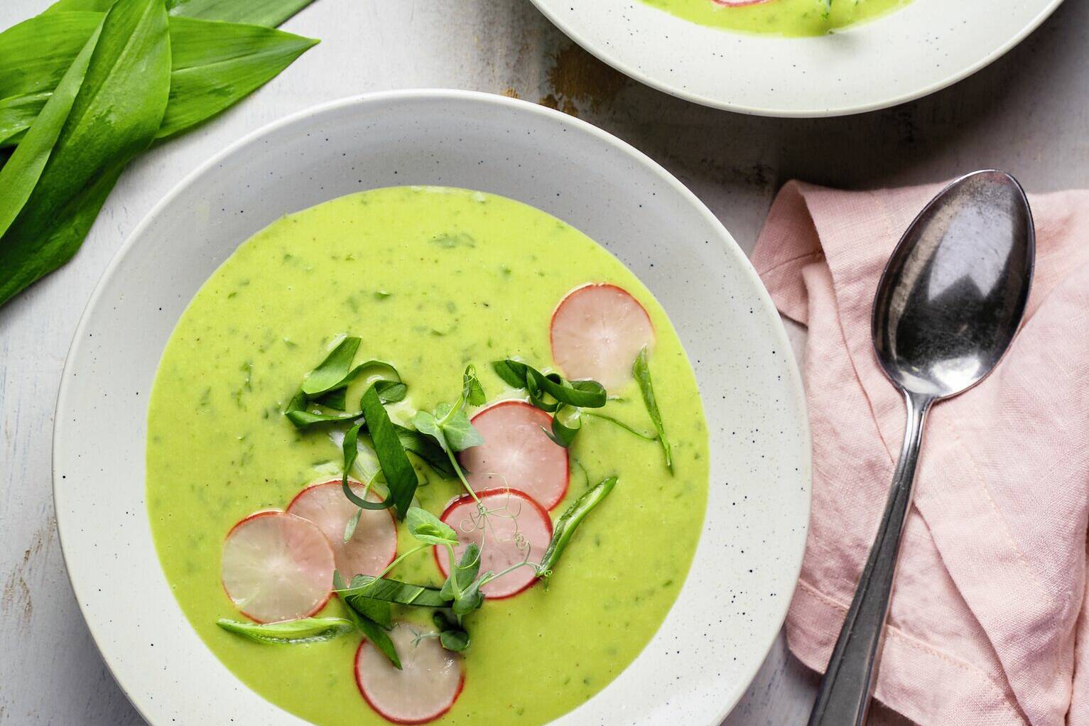 Cremige Bärlauchsuppe mit gepickleten Radieschen Rezept | Küchengötter