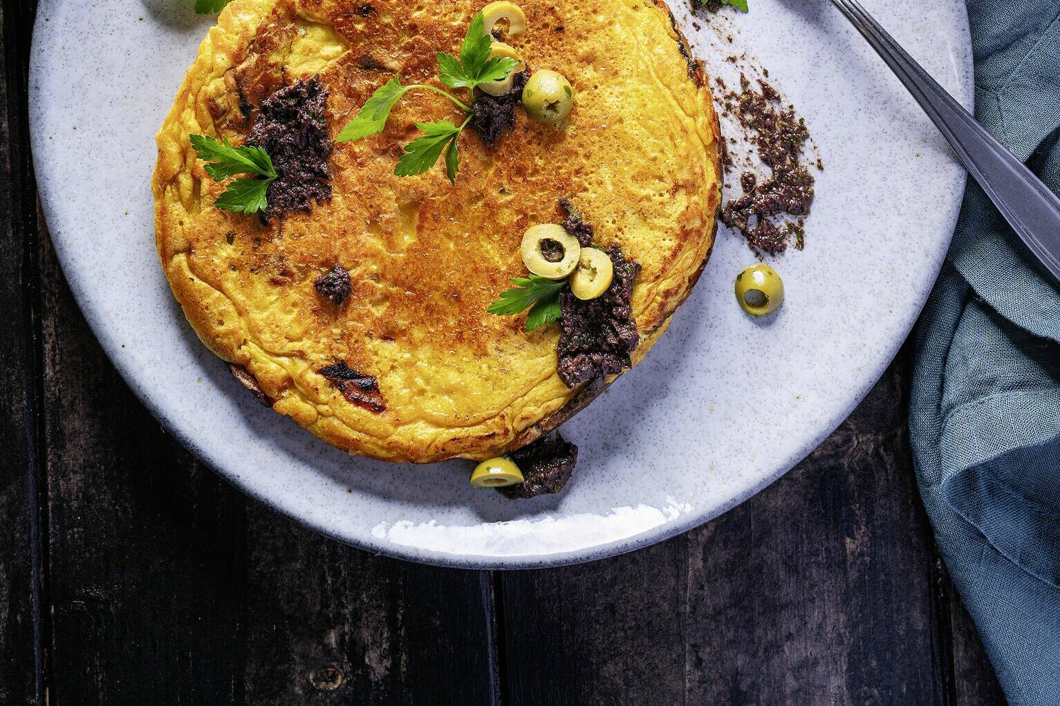 Topinambur-Tortilla mit Mais und Oliven-Tapenade Rezept | Küchengötter Topinambur-Tortilla mit Mais und Oliven-Tapenade Rezept | Küchengötter