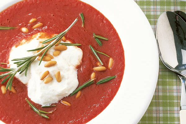 Feine Tomatensuppe mit Ricotta-Haube Rezept | Küchengötter Feine Tomatensuppe mit Ricotta-Haube Rezept | Küchengötter