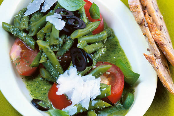 Toskanischer Bohnensalat mit Parmesan, Oliven und Pesto-Dressing Rezept ... Toskanischer Bohnensalat mit Parmesan, Oliven und Pesto-Dressing Rezept ...