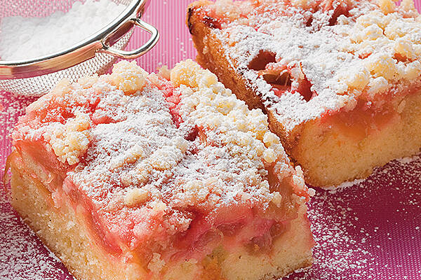 Rhabarberkuchen mit Mandelstreuseln Rezept | Küchengötter Rhabarberkuchen mit Mandelstreuseln Rezept | Küchengötter