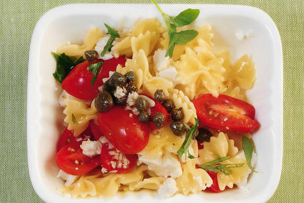 Schneller lauwarmer Nudelsalat mit Minze Rezept | Küchengötter Schneller lauwarmer Nudelsalat mit Minze Rezept | Küchengötter