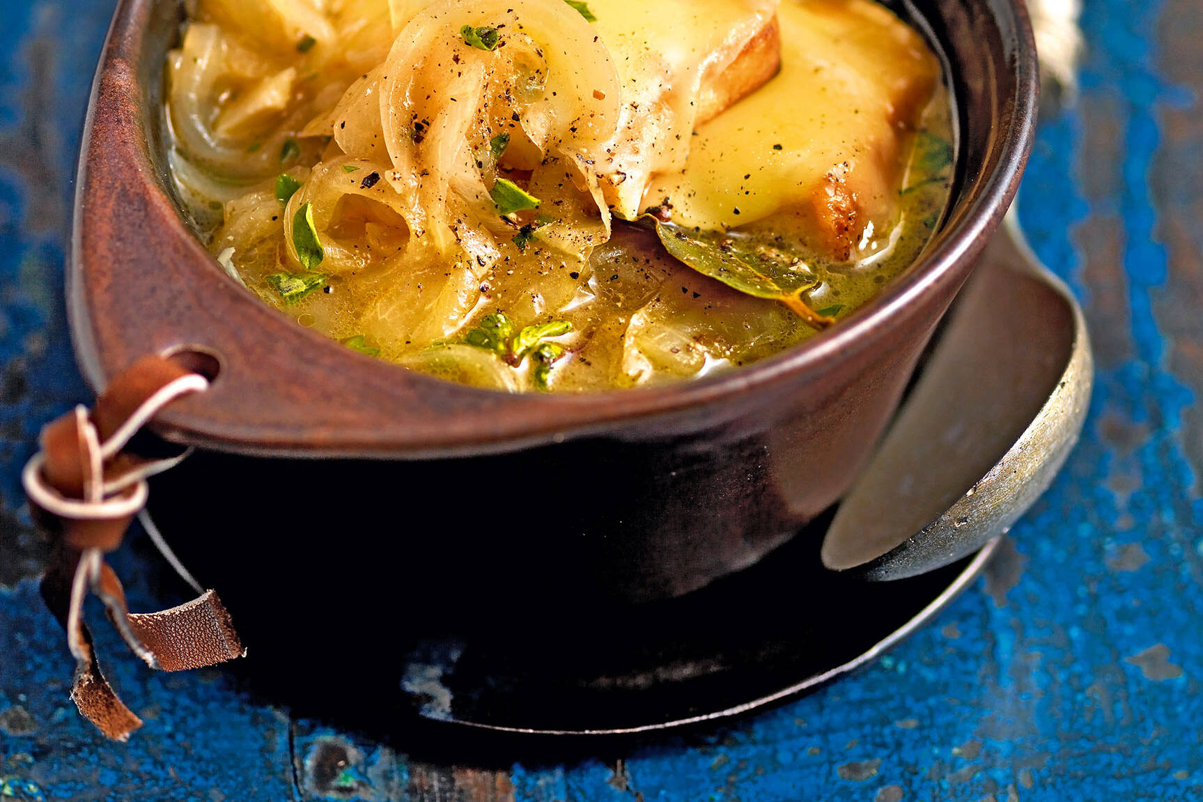 Französische Zwiebelsuppe mit Majoran und Raclettetoast Rezept ... Französische Zwiebelsuppe mit Majoran und Raclettetoast Rezept ...