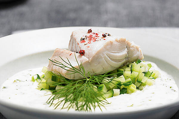 Fisch mit Gurkensauce Rezept | Küchengötter