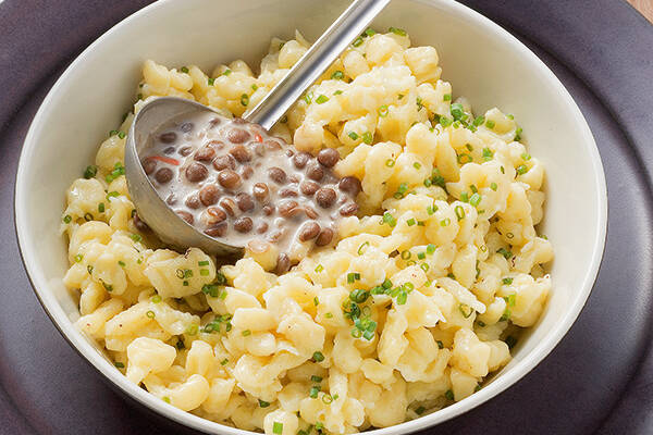 Quarkspätzle mit Sahnelinsen Rezept | Küchengötter Quarkspätzle mit Sahnelinsen Rezept | Küchengötter