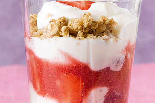 Schneller Erdbeer-Knusper-Quark Rezept | Küchengötter Schneller Erdbeer-Knusper-Quark Rezept | Küchengötter