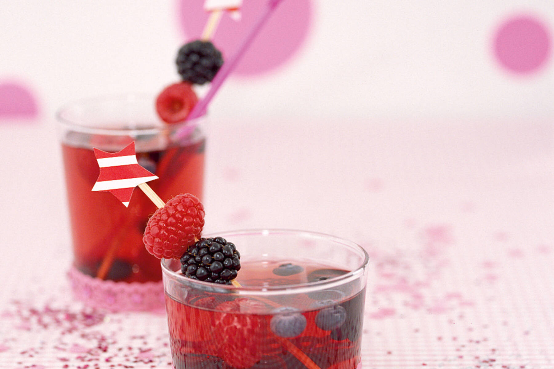 Prinzessinnen-Bowle mit Beeren Rezept | Küchengötter