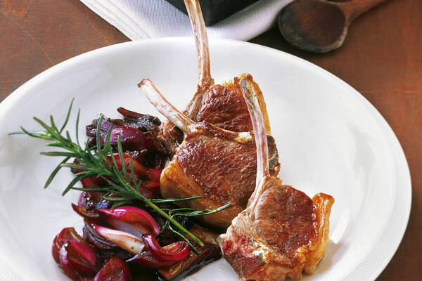 Lammkoteletts mit Balsamico-Zwiebeln Rezept | Küchengötter Lammkoteletts mit Balsamico-Zwiebeln Rezept | Küchengötter