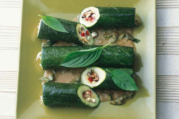 Gefüllte Zucchini mit Basilikum-Kokossauce Rezept | Küchengötter Gefüllte Zucchini mit Basilikum-Kokossauce Rezept | Küchengötter