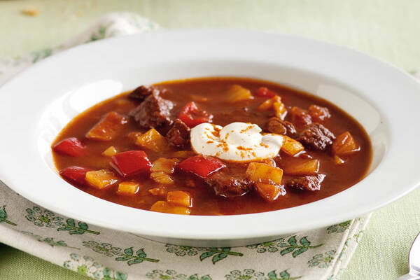 Ungarische Gulaschsuppe mit Paprika Rezept | Küchengötter