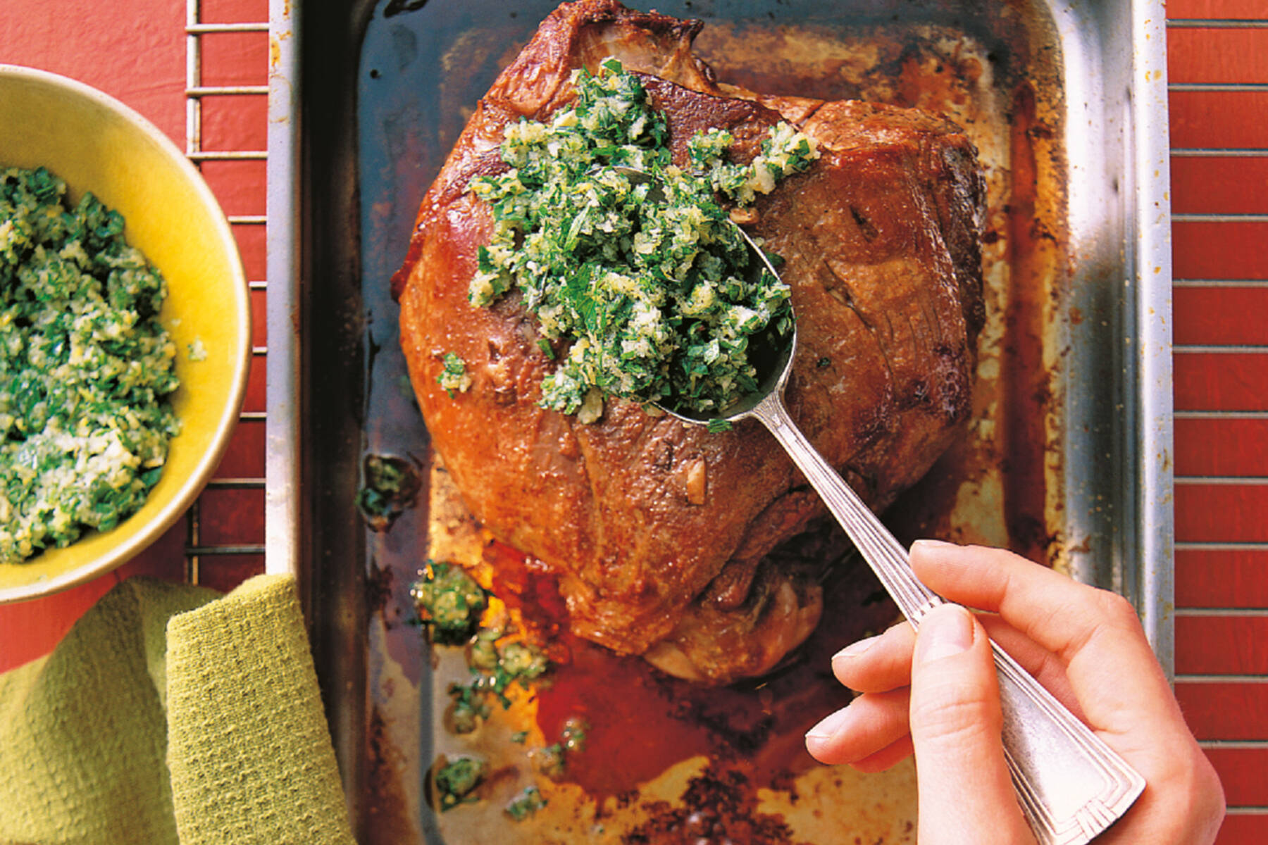 Lammkeule mit Kräuterkruste Rezept | Küchengötter