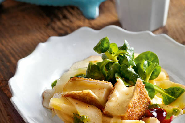 Topinambur-Feldsalat mit gebackenem Camembert Rezept | Küchengötter Topinambur-Feldsalat mit gebackenem Camembert Rezept | Küchengötter
