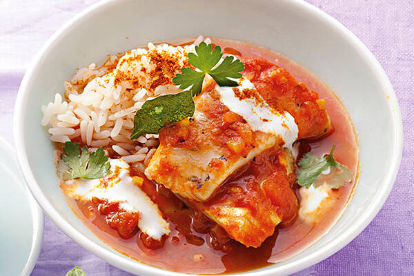 Fischfilet in Tomaten-Joghurt-Sauce mit Zwiebeln Rezept | Küchengötter