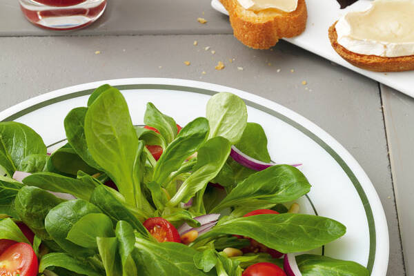 Feldsalat mit warmem Ziegenkäse Rezept | Küchengötter Feldsalat mit warmem Ziegenkäse Rezept | Küchengötter