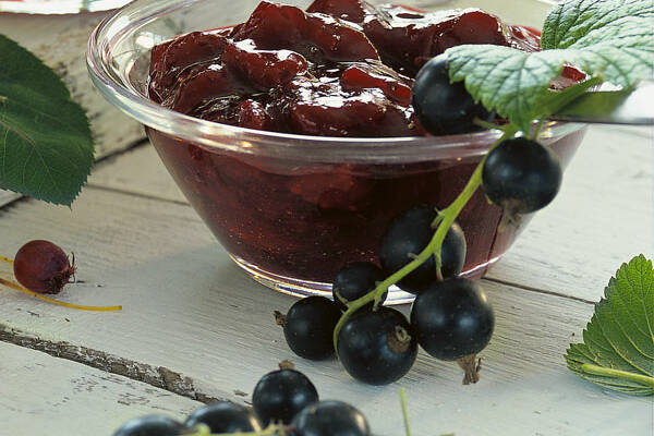 Erdbeerkonfitüre mit schwarzen Johannisbeeren Rezept | Küchengötter Erdbeerkonfitüre mit schwarzen Johannisbeeren Rezept | Küchengötter