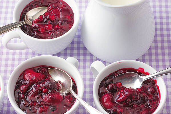 Rote Grütze mit Sahne und Cassislikör Rezept | Küchengötter Rote Grütze mit Sahne und Cassislikör Rezept | Küchengötter