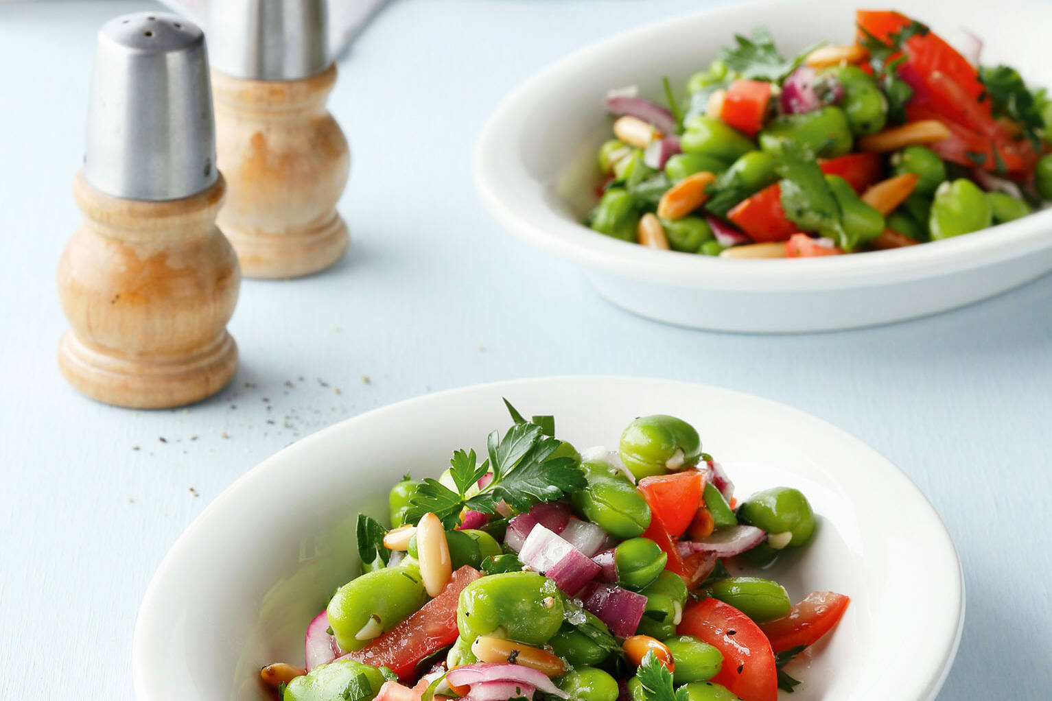 Dicke-Bohnen-Salat mit Pinienkernen Rezept | Küchengötter Dicke-Bohnen-Salat mit Pinienkernen Rezept | Küchengötter