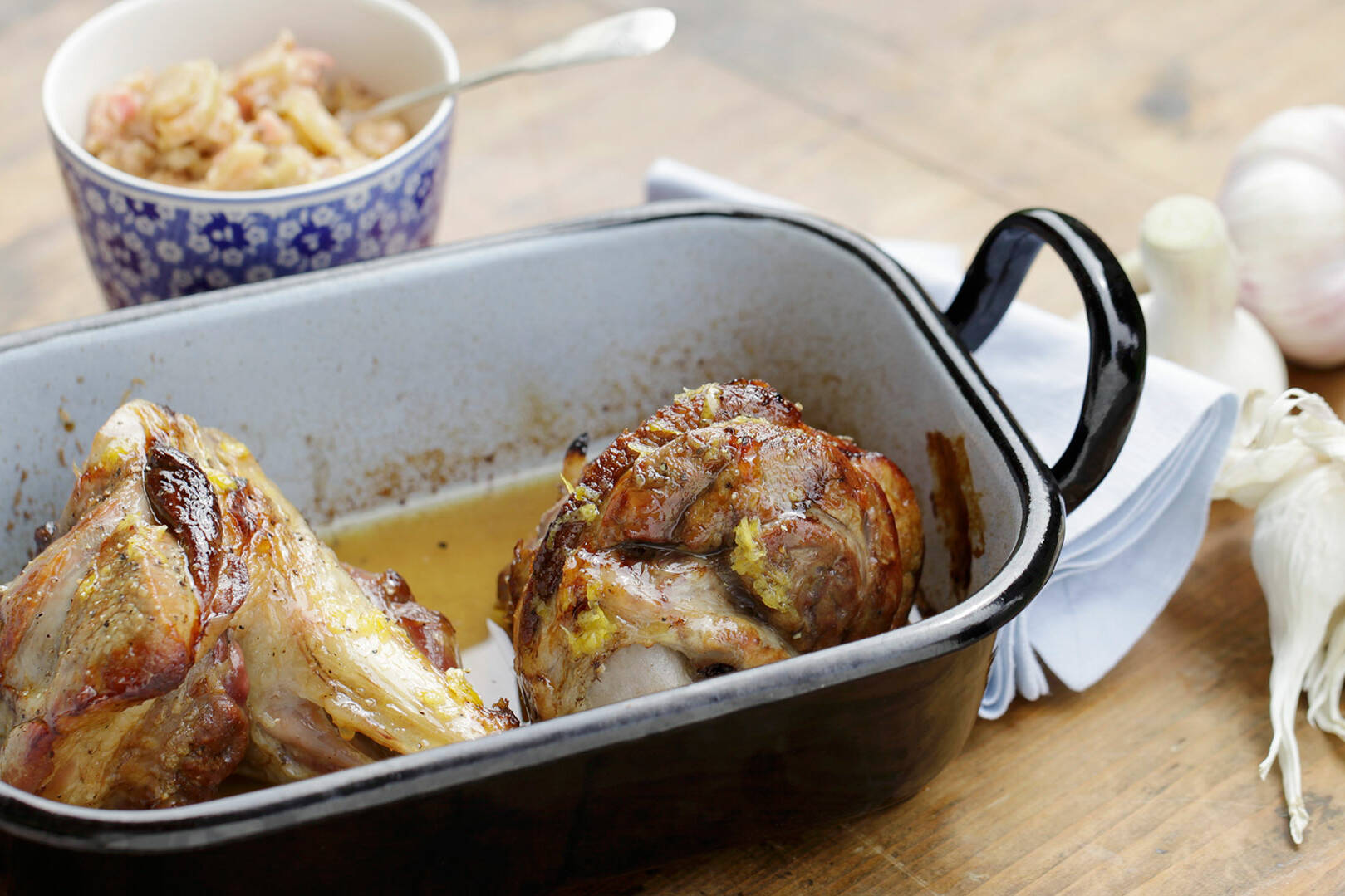 Lammhaxen mit jungem Knoblauch Rezept | Küchengötter Lammhaxen mit jungem Knoblauch Rezept | Küchengötter