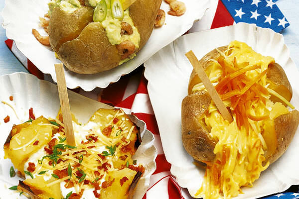Baked Potatoes mit Sour-Cream-Füllung Rezept | Küchengötter Baked Potatoes mit Sour-Cream-Füllung Rezept | Küchengötter