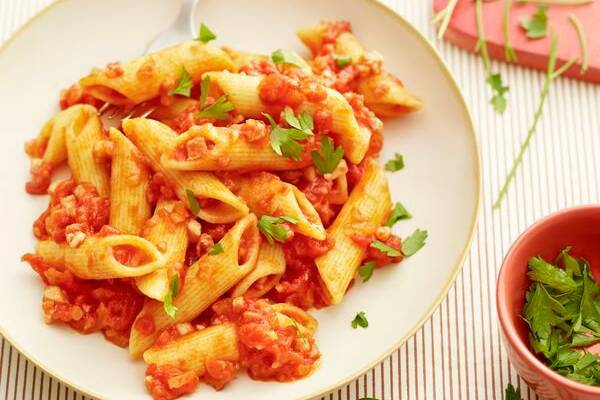 Penne all'arrabiata mit Speck Rezept | Küchengötter Penne all'arrabiata mit Speck Rezept | Küchengötter