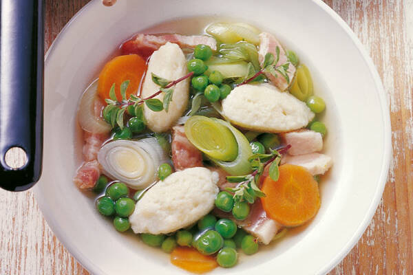 Grüne Erbsensuppe mit Grießklößchen Rezept | Küchengötter Grüne Erbsensuppe mit Grießklößchen Rezept | Küchengötter