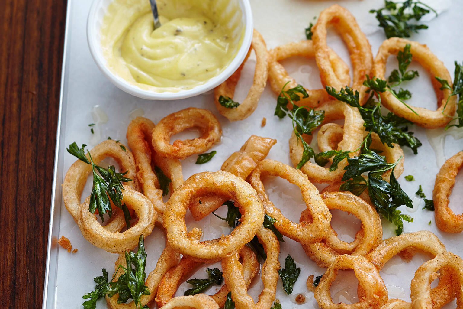 Frittierte Tintenfischringe mit selbst gemachter Aïoli Rezept ... Frittierte Tintenfischringe mit selbst gemachter Aïoli Rezept ...