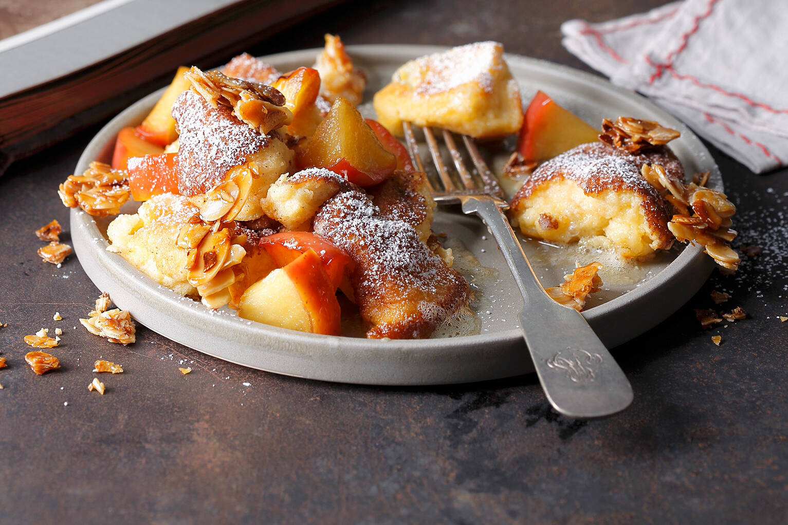 kaiserschmarrn mit apfel und mandeln