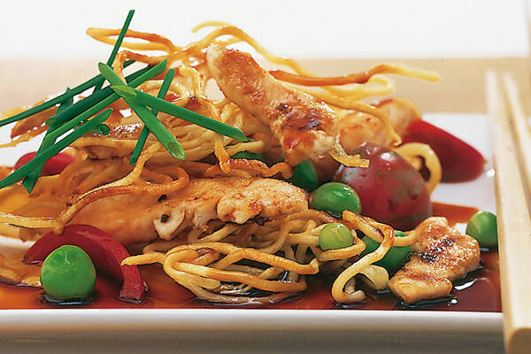 Gebratene Mie-Nudeln mit Huhn und Bambus Rezept | Küchengötter Gebratene Mie-Nudeln mit Huhn und Bambus Rezept | Küchengötter