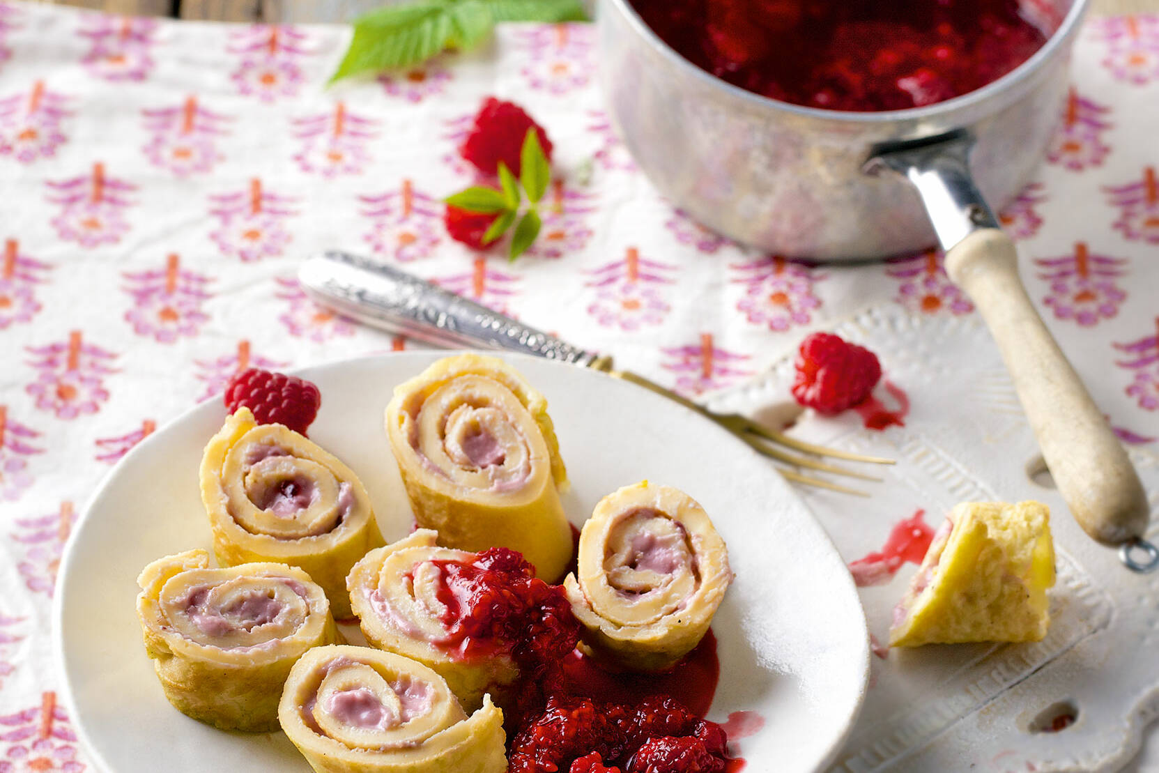 Pfannkuchenschnecken mit Himbeersauce Rezept | Küchengötter Pfannkuchenschnecken mit Himbeersauce Rezept | Küchengötter