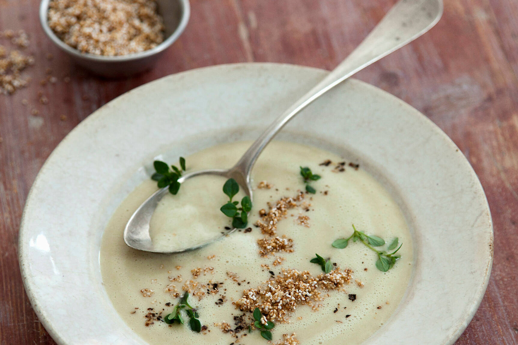 Vegane Bohnencremesuppe mit Amarant-Knusperpops Rezept | Küchengötter Vegane Bohnencremesuppe mit Amarant-Knusperpops Rezept | Küchengötter