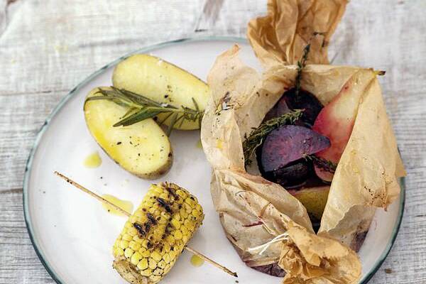 Vegane gegrillte Rote-Bete-Birnen-Päckchen mit Mais Rezept | Küchengötter Vegane gegrillte Rote-Bete-Birnen-Päckchen mit Mais Rezept | Küchengötter