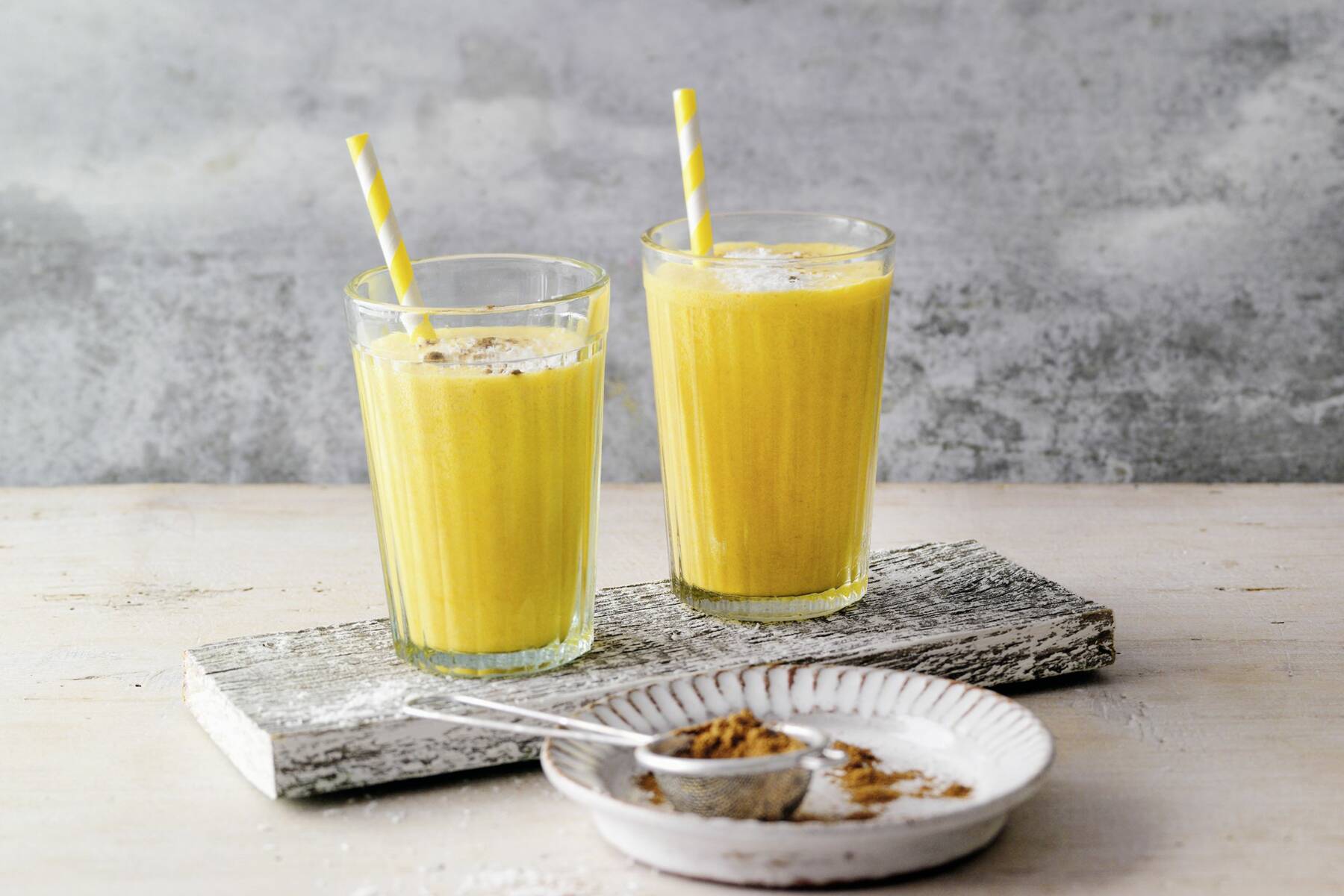 Kokos-Bananen-Ice-Shake mit Kurkuma Rezept | Küchengötter