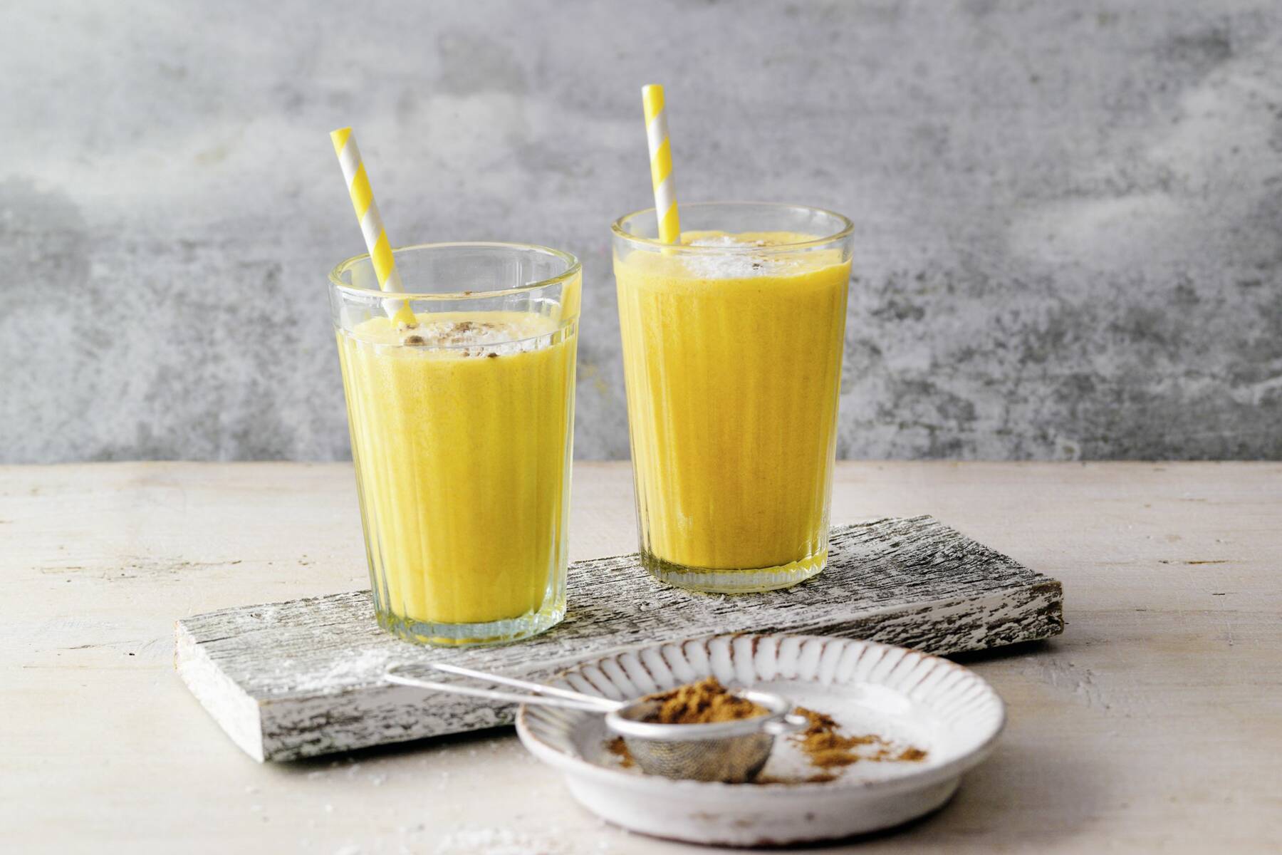 Kokos-Bananen-Ice-Shake mit Kurkuma Rezept | Küchengötter Kokos-Bananen-Ice-Shake mit Kurkuma Rezept | Küchengötter