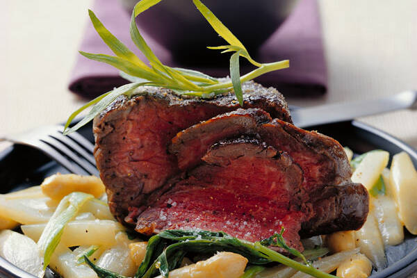 Doppeltes Rinderfiletsteak mit Estragonbutter, Kohlrabi und Spargel ... Doppeltes Rinderfiletsteak mit Estragonbutter, Kohlrabi und Spargel ...