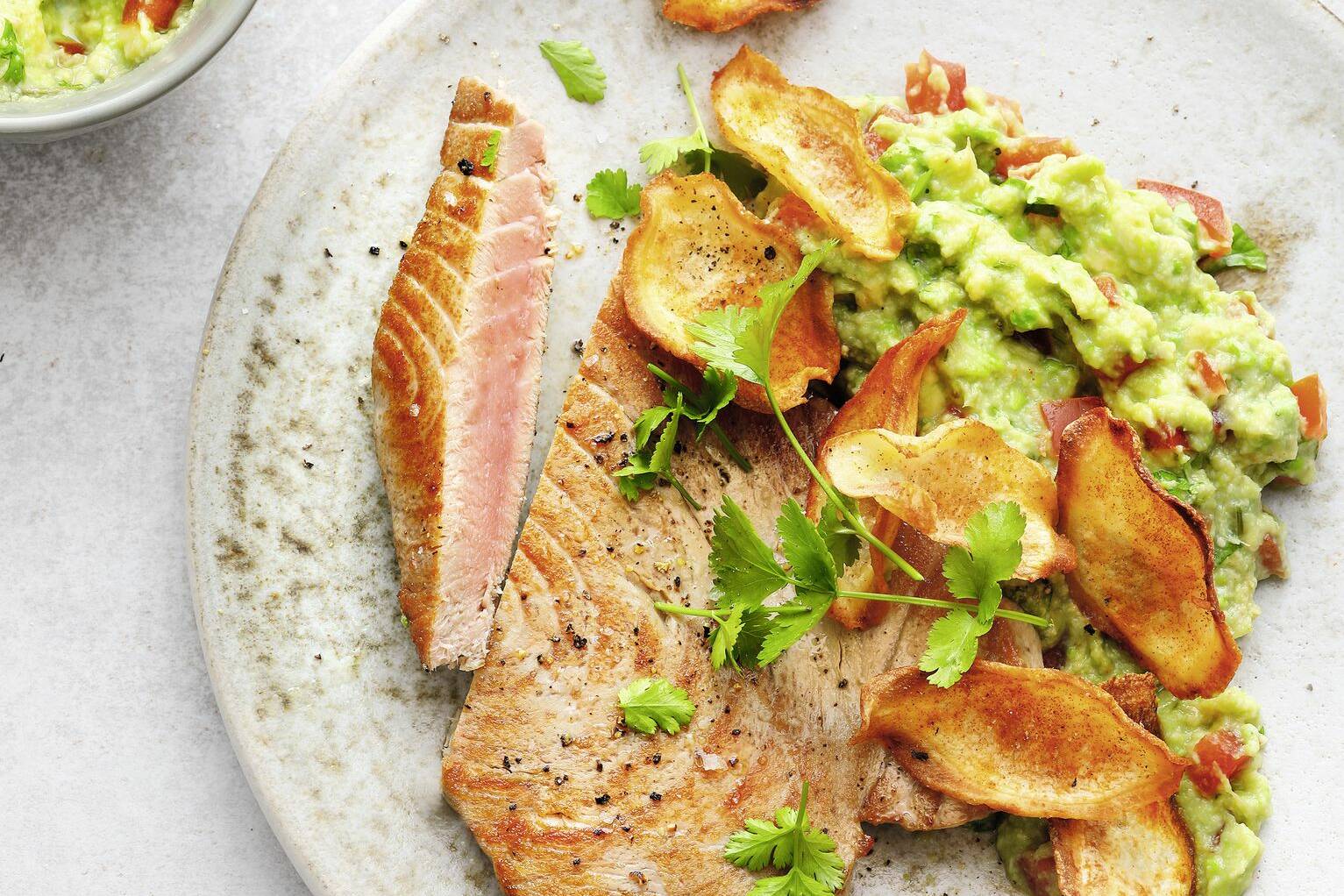 Thunfischsteak mit Guacamole und Gemüsechips Rezept | Küchengötter