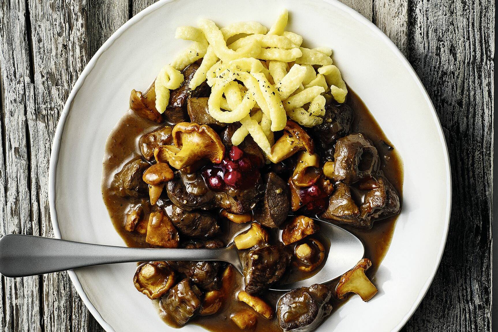 Reh-Gulasch mit Spätzle und Preiselbeeren Rezept | Küchengötter
