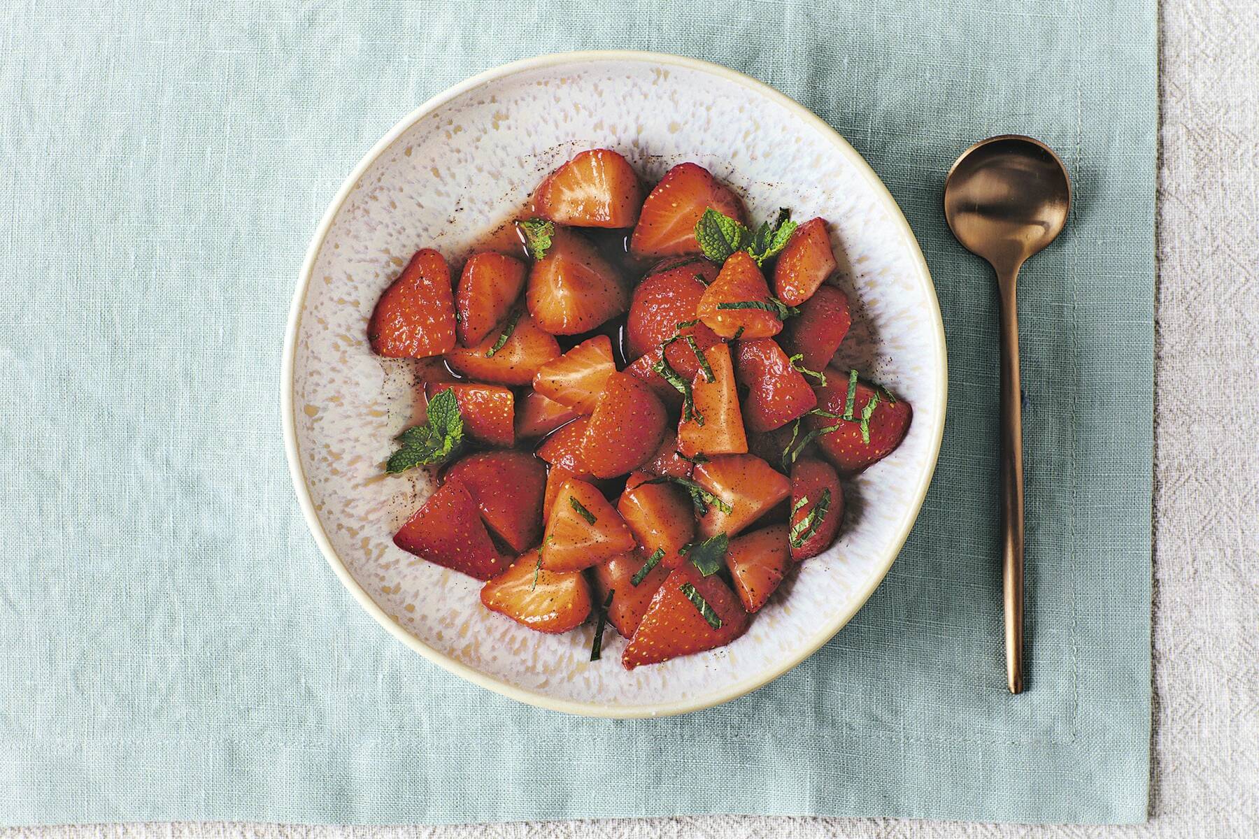 Erdbeersalat mit Minze Rezept | Küchengötter