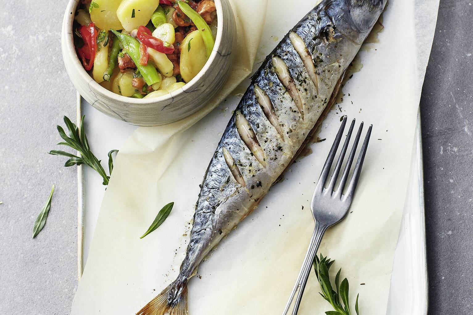 Gegrillte Makrelen mit Kartoffel-Bohnen-Salat und Pfifferlingen Rezept ... Gegrillte Makrelen mit Kartoffel-Bohnen-Salat und Pfifferlingen Rezept ...