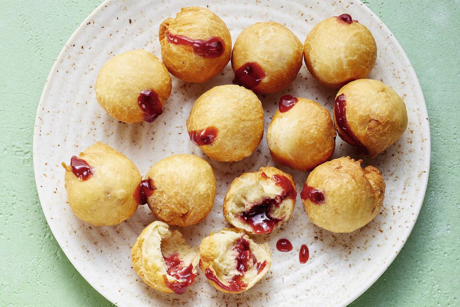 Krapfen mit Erdbeerfüllung Rezept | Küchengötter Krapfen mit Erdbeerfüllung Rezept | Küchengötter