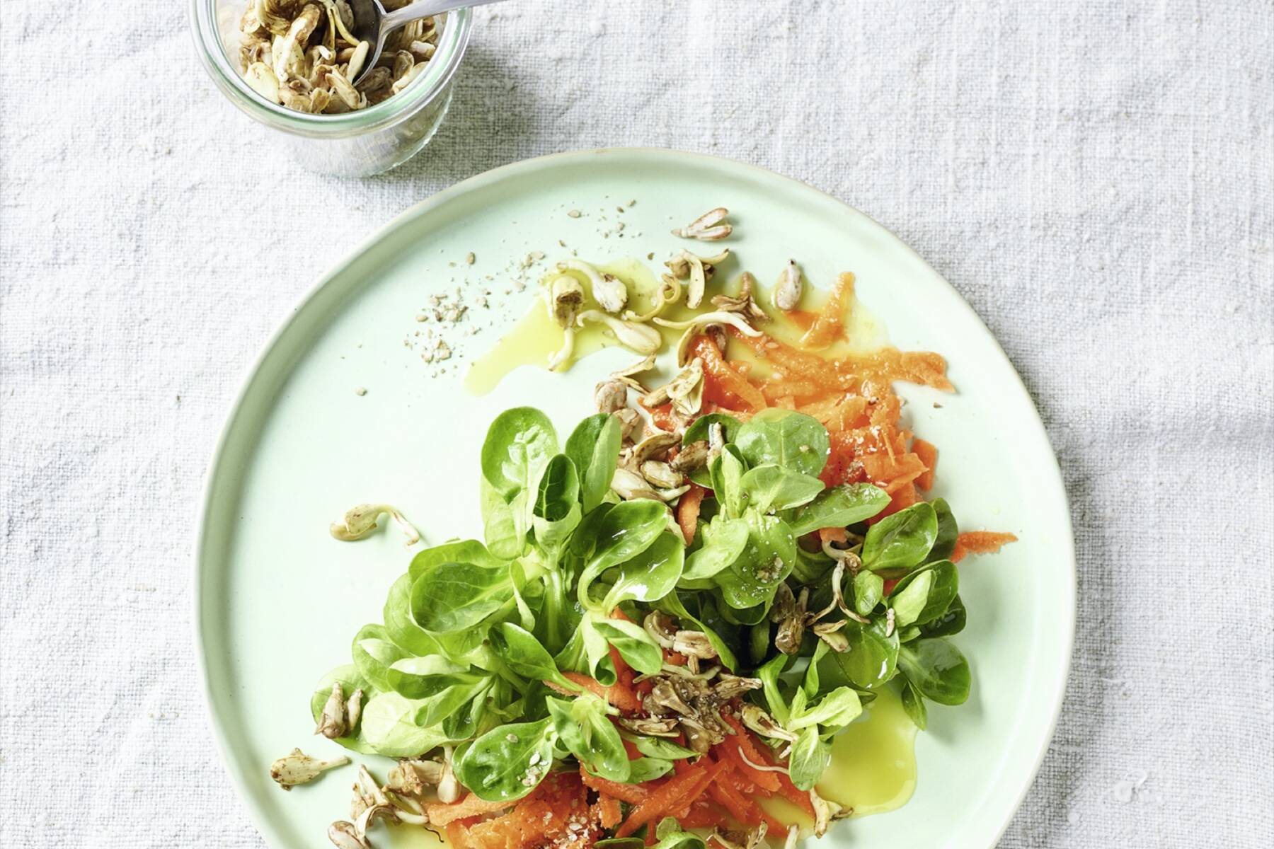 Feldsalat mit Möhren und Keimlingen Rezept | Küchengötter Feldsalat mit Möhren und Keimlingen Rezept | Küchengötter