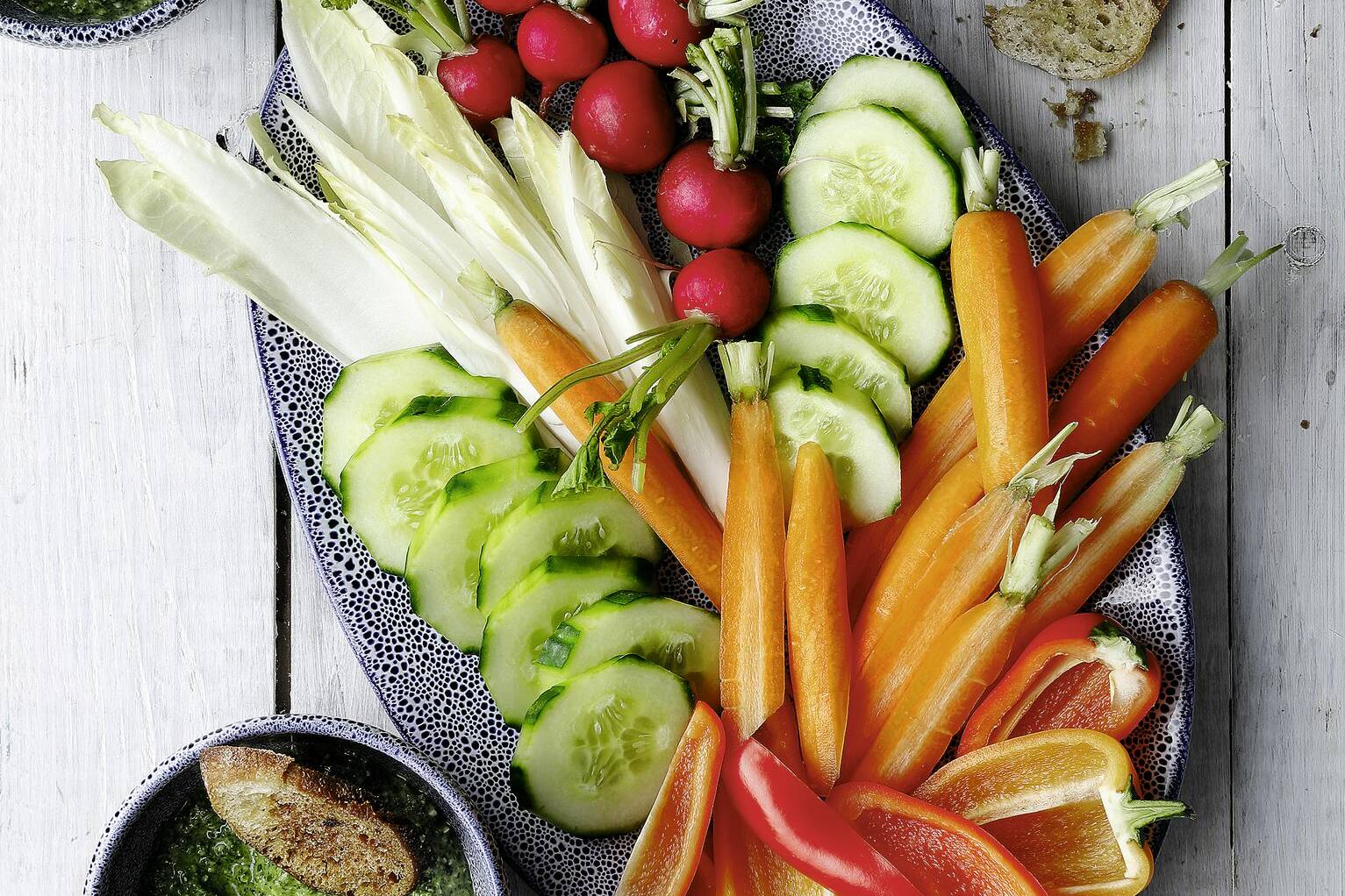 Rohkost und Brotchips mit Salsa verde Rezept | Küchengötter Rohkost und Brotchips mit Salsa verde Rezept | Küchengötter