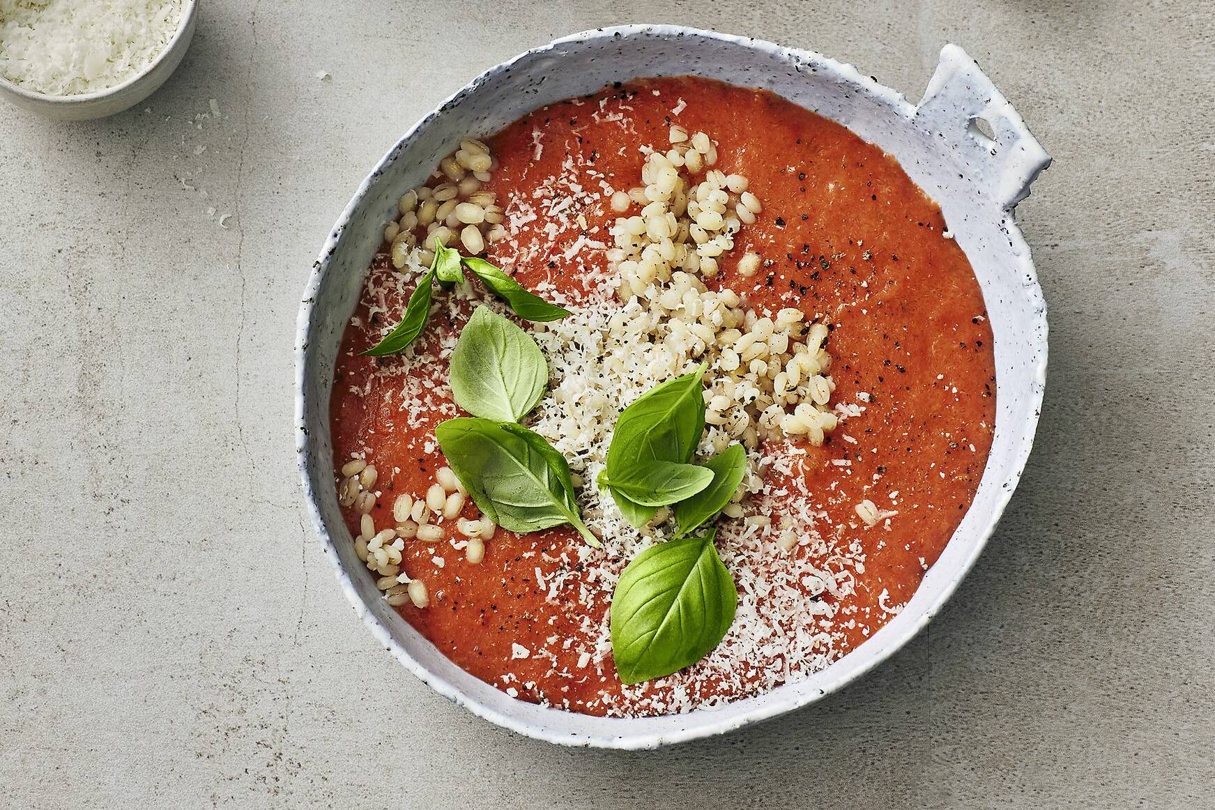 Italienische Tomatensuppe mit Gerste und Pecorino Rezept | Küchengötter