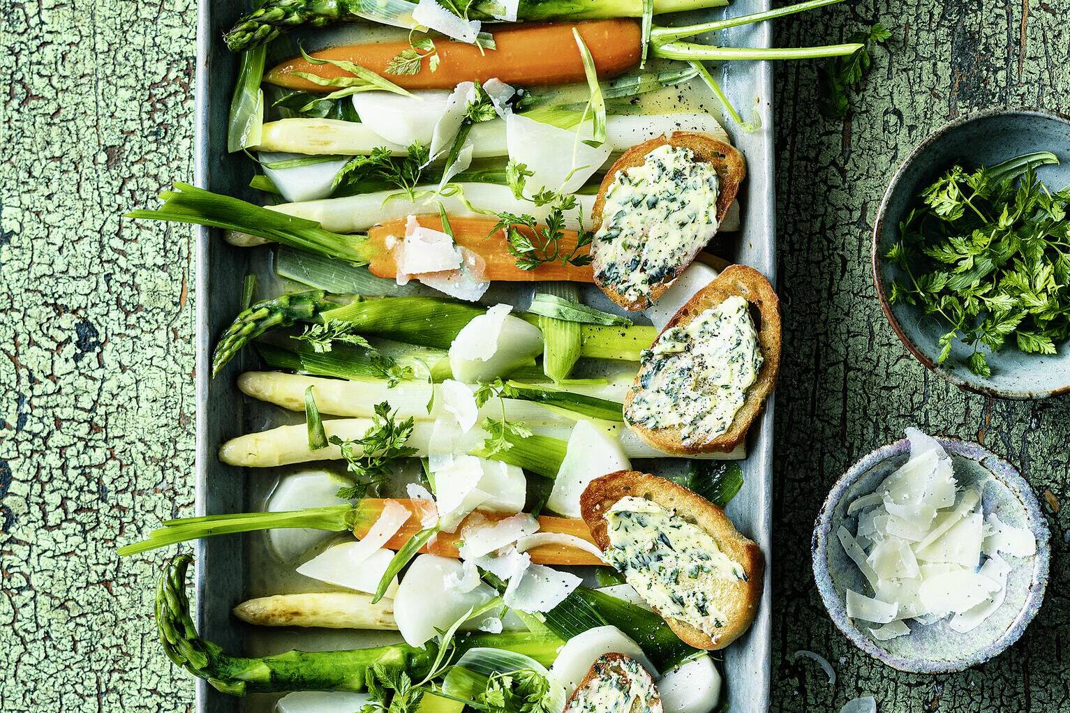 Frühlingsgemüse mit Bärlauch-Crostini Rezept | Küchengötter Frühlingsgemüse mit Bärlauch-Crostini Rezept | Küchengötter