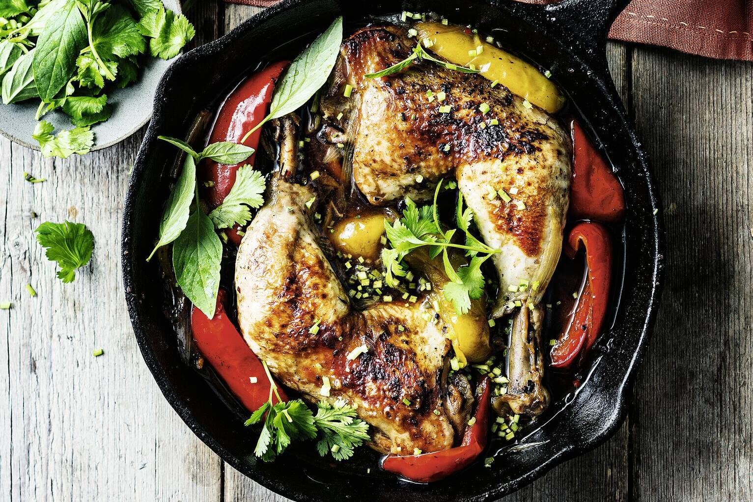 Hühnerkeulen mit Paprika und Safranreis Rezept | Küchengötter Hühnerkeulen mit Paprika und Safranreis Rezept | Küchengötter