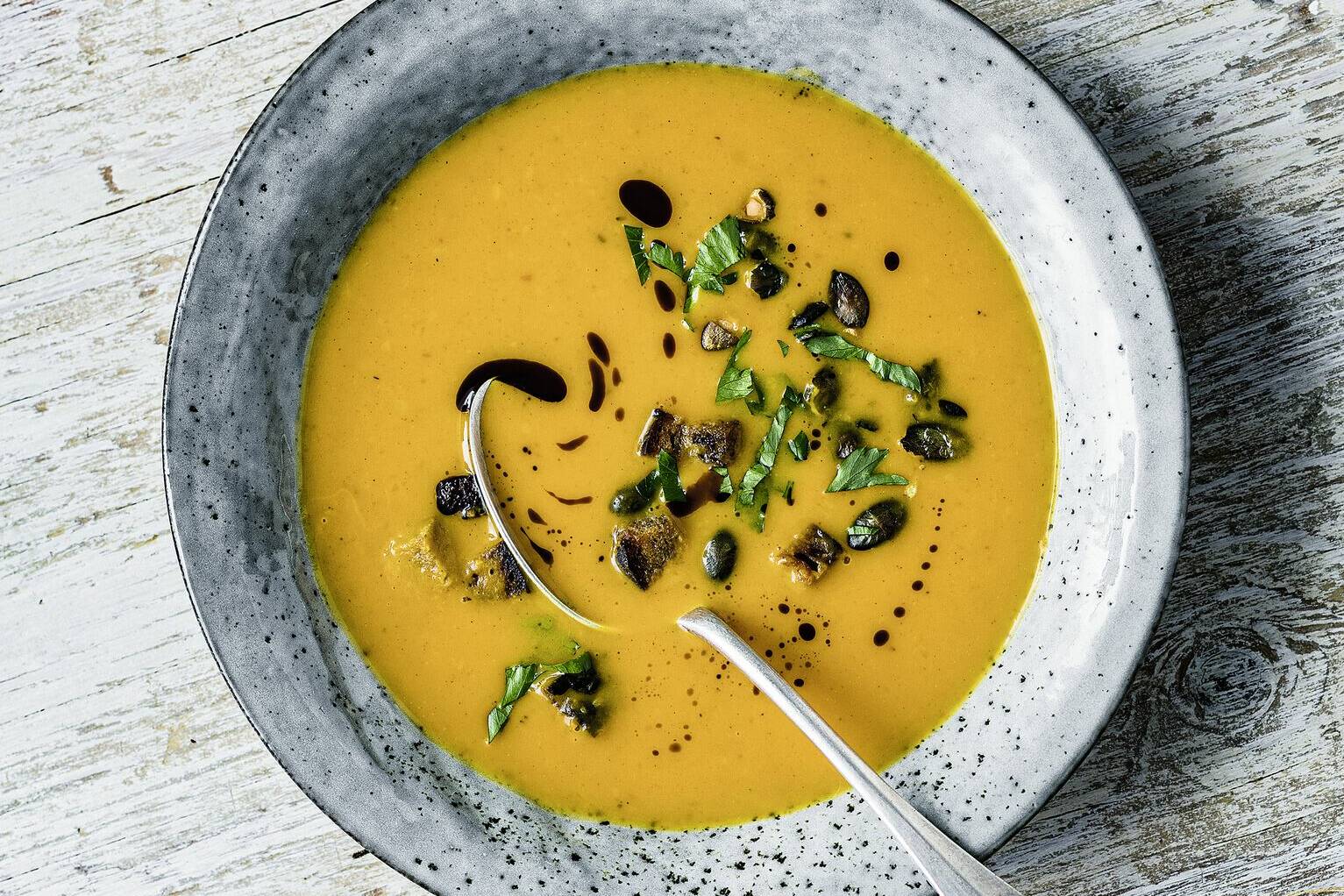 Kürbis-Kokos-Suppe mit Croûtons Rezept | Küchengötter Kürbis-Kokos-Suppe mit Croûtons Rezept | Küchengötter