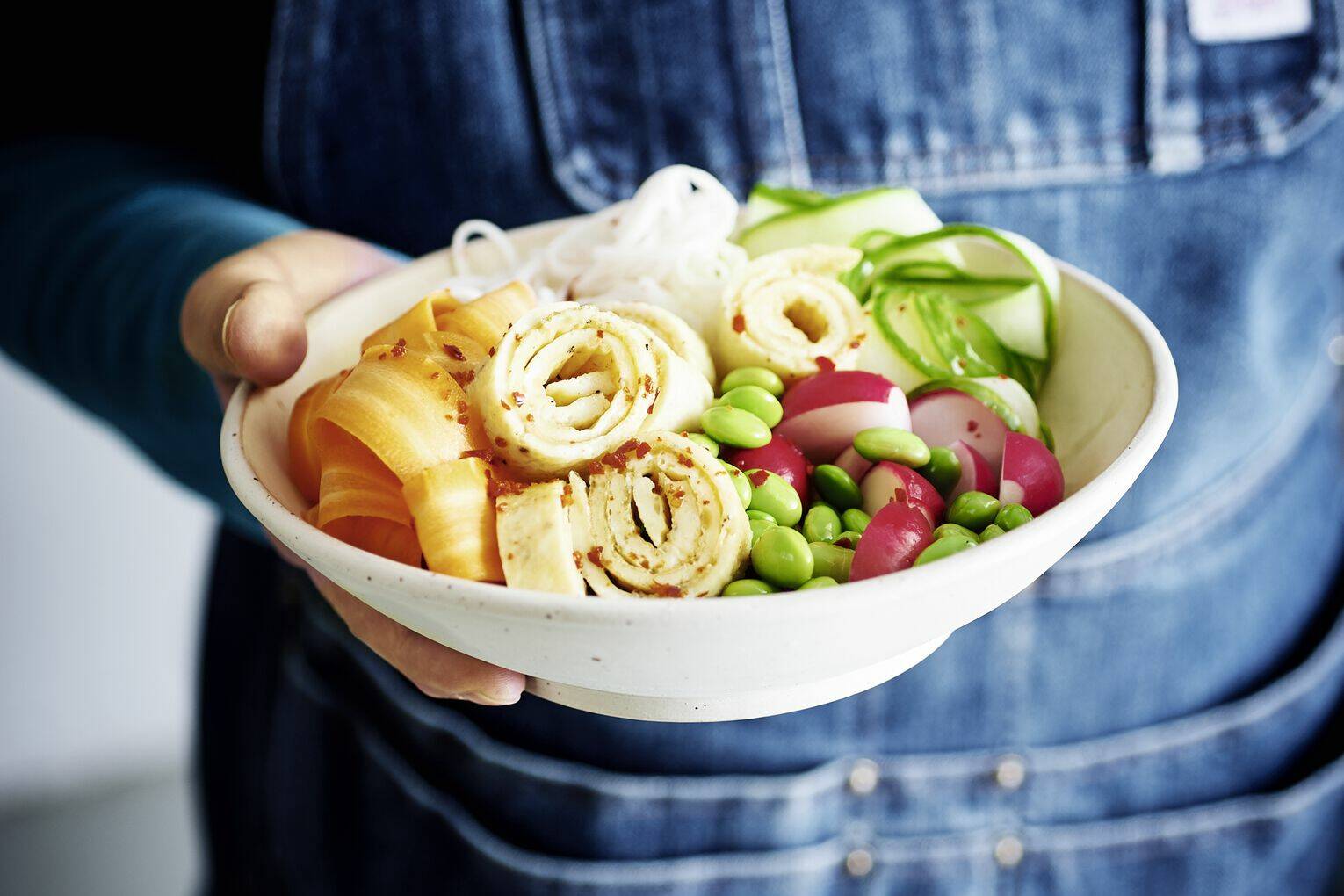 Banh mi Bowl mit Eierröllchen Rezept | Küchengötter Banh mi Bowl mit Eierröllchen Rezept | Küchengötter