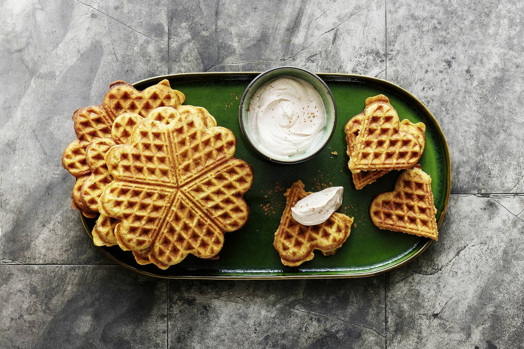 Möhren-Nuss-Waffeln mit Zimt-Quark-Creme Rezept | Küchengötter Möhren-Nuss-Waffeln mit Zimt-Quark-Creme Rezept | Küchengötter