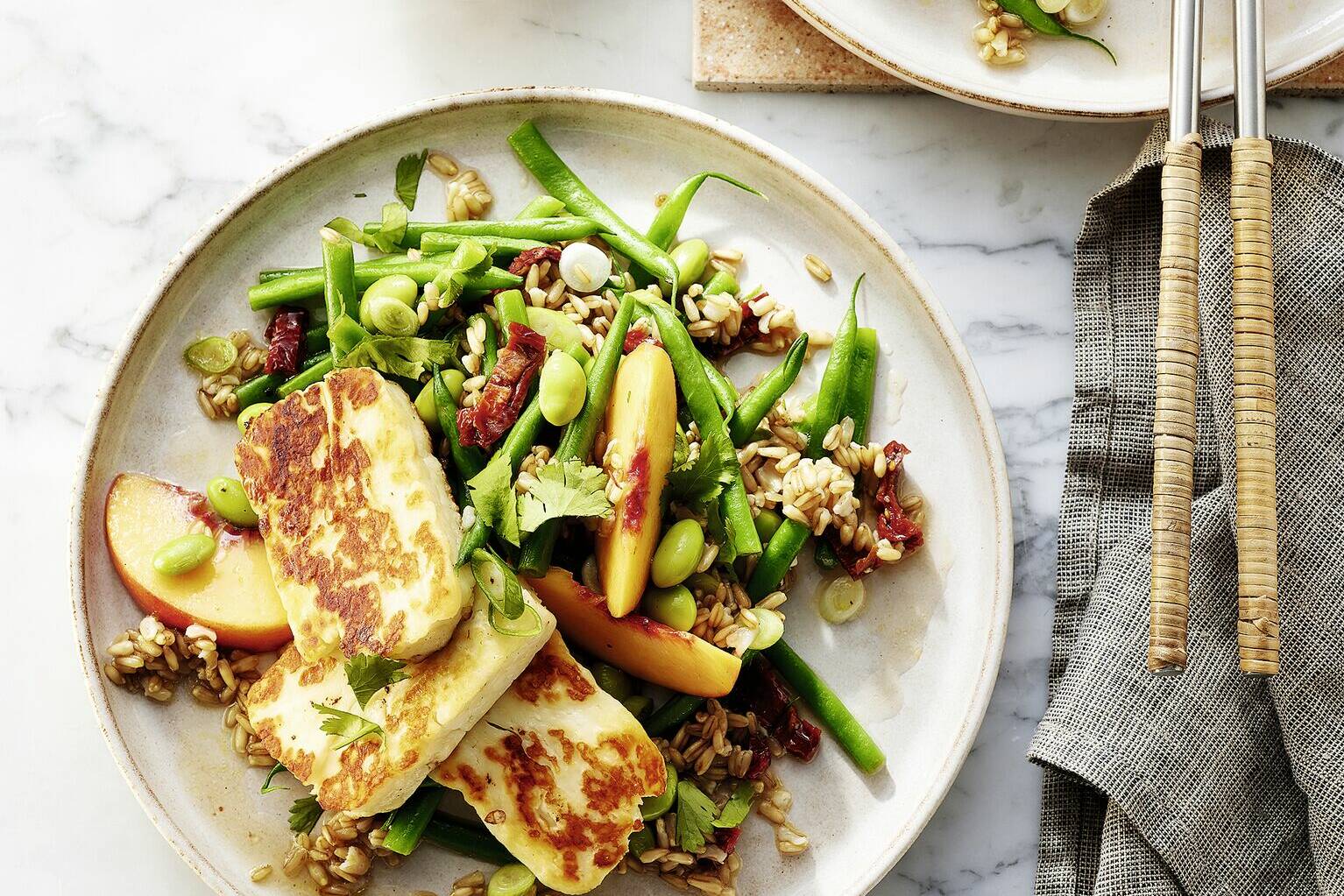 Bohnen-Hafer-Salat mit Halloumi Rezept | Küchengötter Bohnen-Hafer-Salat mit Halloumi Rezept | Küchengötter