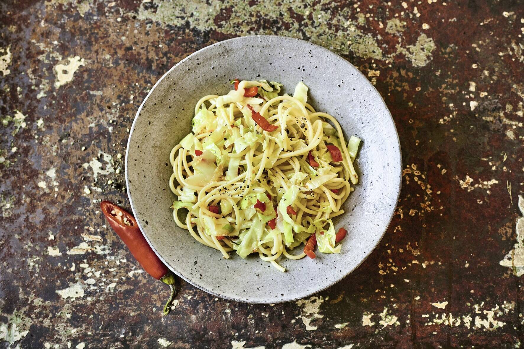 Spaghetti-Spitzkohl-Salat Rezept | Küchengötter Spaghetti-Spitzkohl-Salat Rezept | Küchengötter